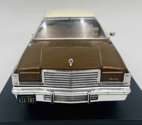 DODGE Royal Monaco Coupe 1977 model WB124261 METAL WhiteBox 1:24 brązowy