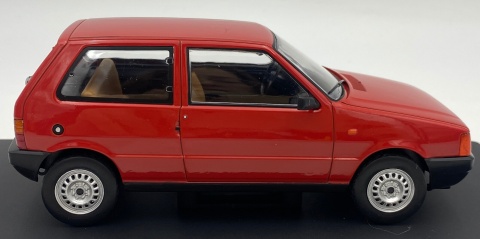 FIAT Uno (1983) model WB124257 METAL WhiteBox 1:24 czerwony