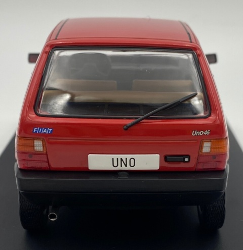 FIAT Uno (1983) model WB124257 METAL WhiteBox 1:24 czerwony