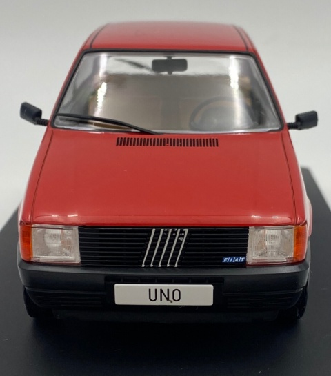 FIAT Uno (1983) model WB124257 METAL WhiteBox 1:24 czerwony