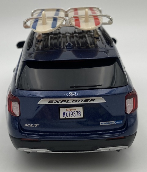 Ford Explorer XLT 2022 surfing z zestawem kempingowym 1:24 Motormax 79724
