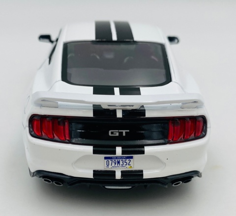 Ford MUSTANG GT 5.0 2018 model 1:24 Motormax 79352 biały