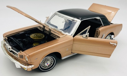 Ford Mustang 1/2 1964 1:18 model Motormax 73164 jasny brązowy