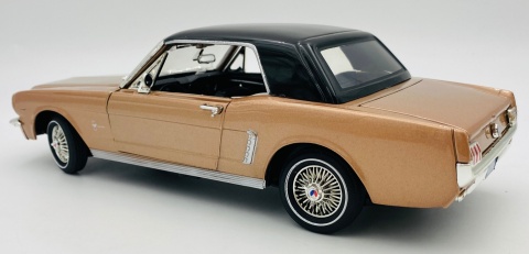 Ford Mustang 1/2 1964 1:18 model Motormax 73164 jasny brązowy