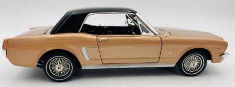 Ford Mustang 1/2 1964 1:18 model Motormax 73164 jasny brązowy