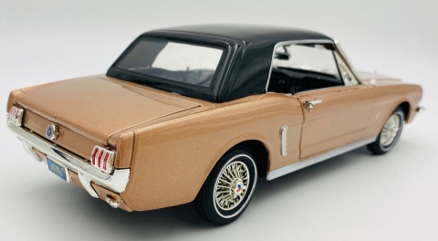 Ford Mustang 1/2 1964 1:18 model Motormax 73164 jasny brązowy