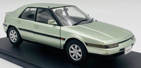 Mazda 323 F WhiteBox 124259 model 1:24 jasny zielony