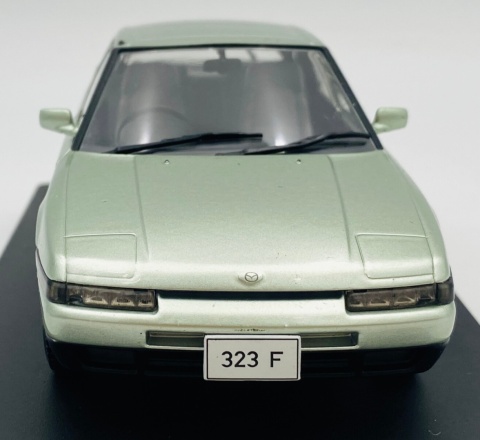 Mazda 323 F WhiteBox 124259 model 1:24 jasny zielony