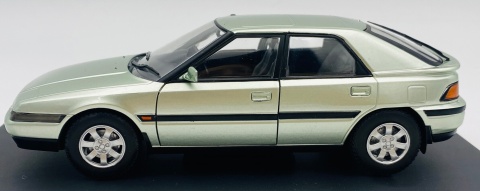 Mazda 323 F WhiteBox 124259 model 1:24 jasny zielony