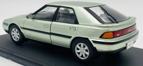 Mazda 323 F WhiteBox 124259 model 1:24 jasny zielony