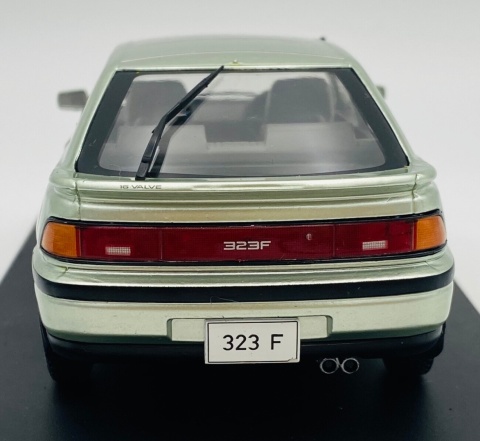 Mazda 323 F WhiteBox 124259 model 1:24 jasny zielony