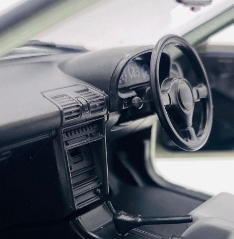 Mazda 323 F WhiteBox 124259 model 1:24 jasny zielony