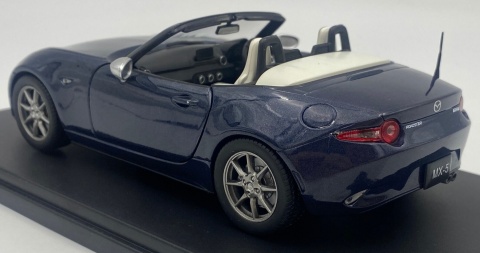 Mazda MX-5 ND Miata 2019 roadster WhiteBox 124251 model 1:24 granatowy