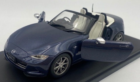 Mazda MX-5 ND Miata 2019 roadster WhiteBox 124251 model 1:24 granatowy