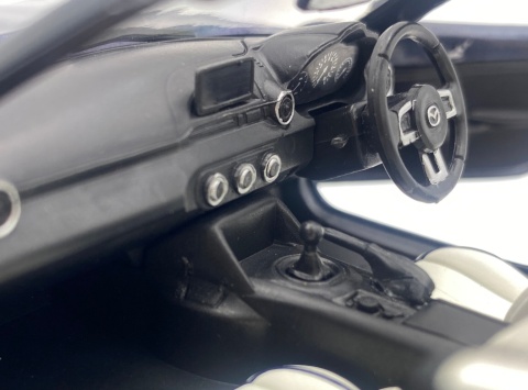 Mazda MX-5 ND Miata 2019 roadster WhiteBox 124251 model 1:24 granatowy