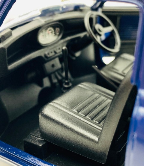 Morris Mini Cooper 1961-67 trophy 1:18 model Motormax 79741 City Classics