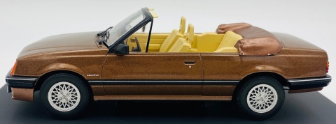 Opel Ascona C Cabrio 1985 model 124255 WhiteBox 1:24 brązowy