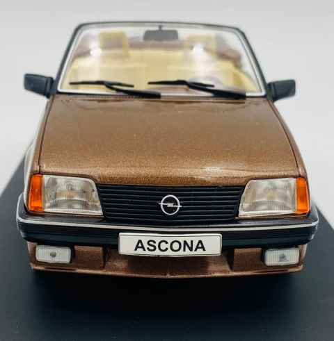 Opel Ascona C Cabrio 1985 model 124255 WhiteBox 1:24 brązowy