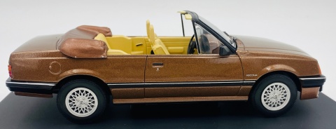 Opel Ascona C Cabrio 1985 model 124255 WhiteBox 1:24 brązowy