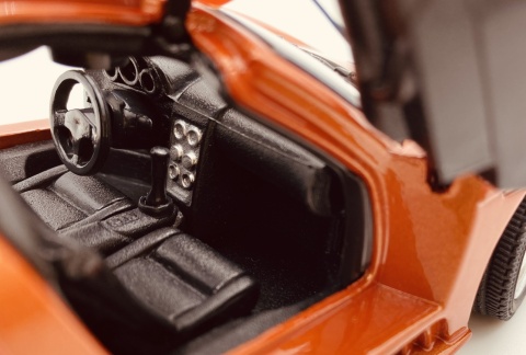 Saleen S7 model 1:24 supercar Motormax 73279 pomarańczowy