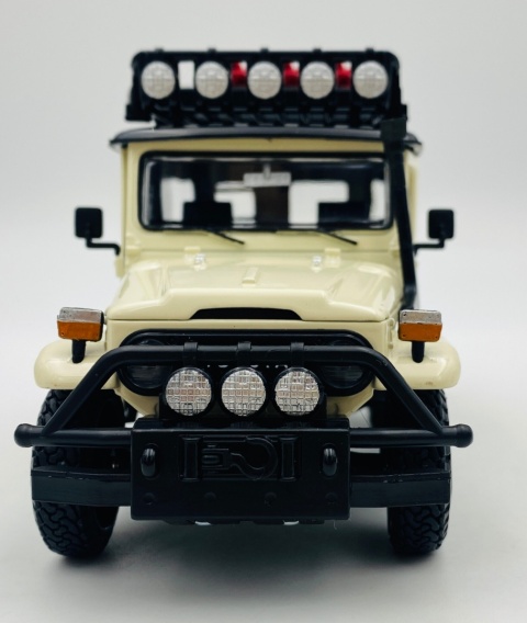 Toyota FJ 40 Hard Top 1:24 Off Road Series Motormax 79137 beżowy