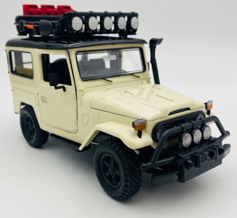 Toyota FJ 40 Hard Top 1:24 Off Road Series Motormax 79137 beżowy