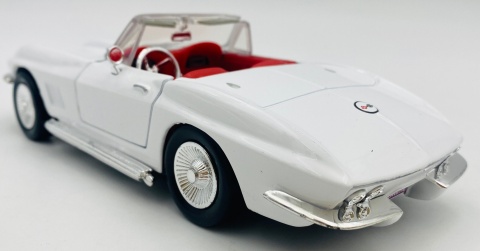 Chevrolet CORVETTE 1967 Cabrio 1:24 Motormax 73224 biały
