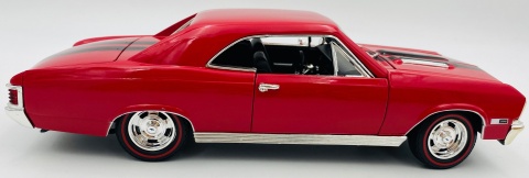 Chevy CHEVELLE SS 396 1:18 model Motormax 73104 czerwony z pasami