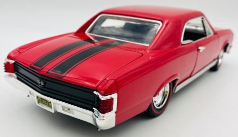 Chevy CHEVELLE SS 396 1:18 model Motormax 73104 czerwony z pasami