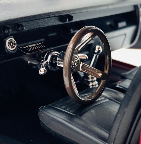 Chevy CHEVELLE SS 396 1:18 model Motormax 73104 czerwony z pasami