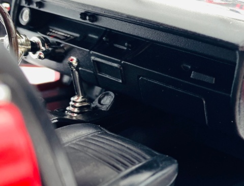 Chevy CHEVELLE SS 396 1:18 model Motormax 73104 czerwony z pasami