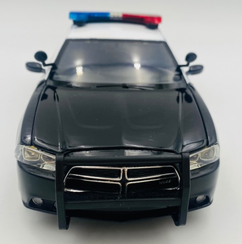 Dodge Charger Pursuit 2011 biały/czarny światło/dźwiek 1:24 Motormax 79533