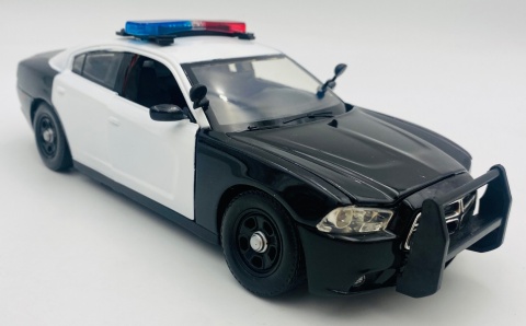 Dodge Charger Pursuit 2011 biały/czarny światło/dźwiek 1:24 Motormax 79533