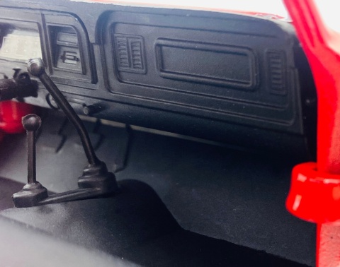 Ford Bronco (hard top) 1978 1:24 Motormax 79373 czerwony