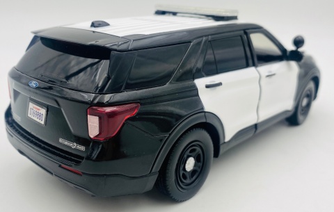 Ford Explorer 2022 biały/czarny bez oznaczeń 2022 1:24 Motormax 76998