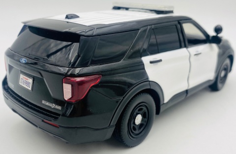 Ford Explorer 2022 biały/czarny bez oznaczeń 2022 1:24 Motormax 76998