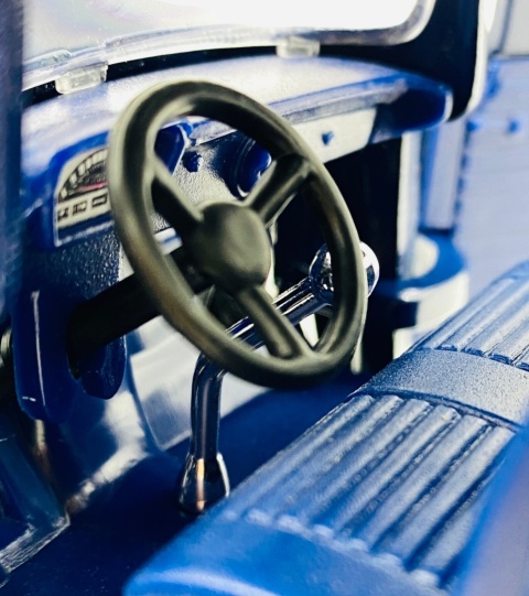 Ford F-100 Pickup 1956 1:24 Motormax 73235 granatowy