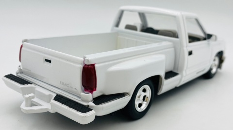 GMC Sierra GT Pickup 1992 1:24 Motormax 73204 biały