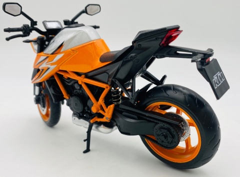 KTM 1290 Super Duke R motocykl model 1:12 MSZ 68735