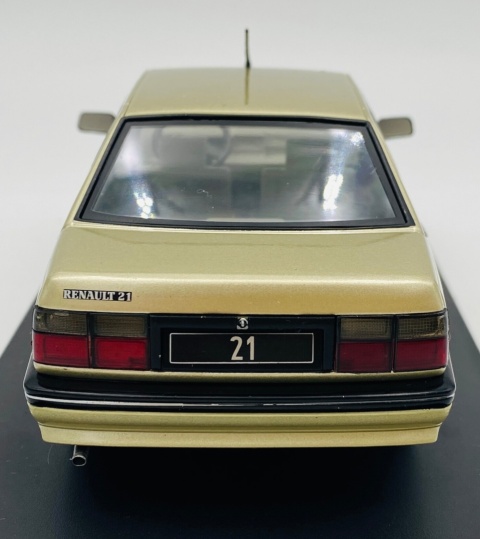 Renault 21 1986 beżowy WhiteBox 124254 model 1:24