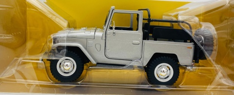 Toyota FJ 40 open top 1:24 Motormax 79330 srebrny