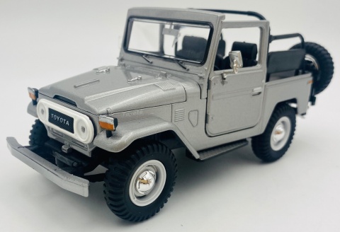 Toyota FJ 40 open top 1:24 Motormax 79330 srebrny