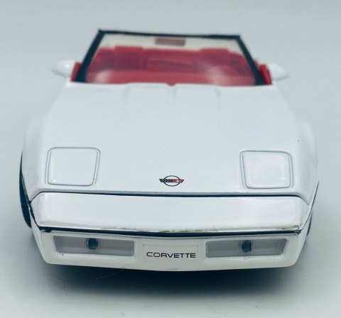 Chevrolet Corvette C4 1986 model 1:24 Motormax 73298 biały