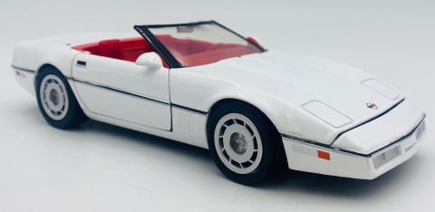 Chevrolet Corvette C4 1986 model 1:24 Motormax 73298 biały