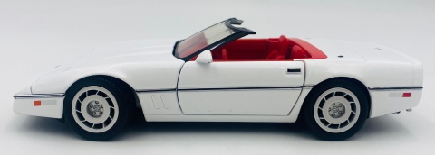 Chevrolet Corvette C4 1986 model 1:24 Motormax 73298 biały