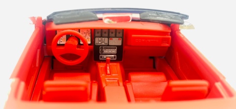 Chevrolet Corvette C4 1986 model 1:24 Motormax 73298 biały