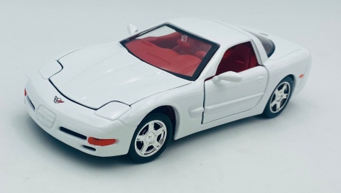 Chevrolet Corvette C5 1997 hardtop model 1:24 Motormax 73210 biały