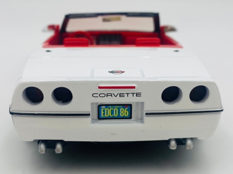 Chevrolet Corvette C5 1997 hardtop model 1:24 Motormax 73210 biały