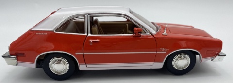 Ford Pinto 1974 model 1:24 Motormax 79044 pomarańczowy