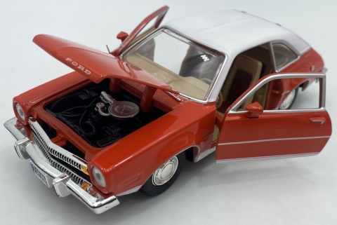 Ford Pinto 1974 model 1:24 Motormax 79044 pomarańczowy